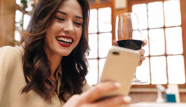 Arriva l&rsquo;app che porta il trading di vini pregiati alla portata di tutti, sullo smartphone