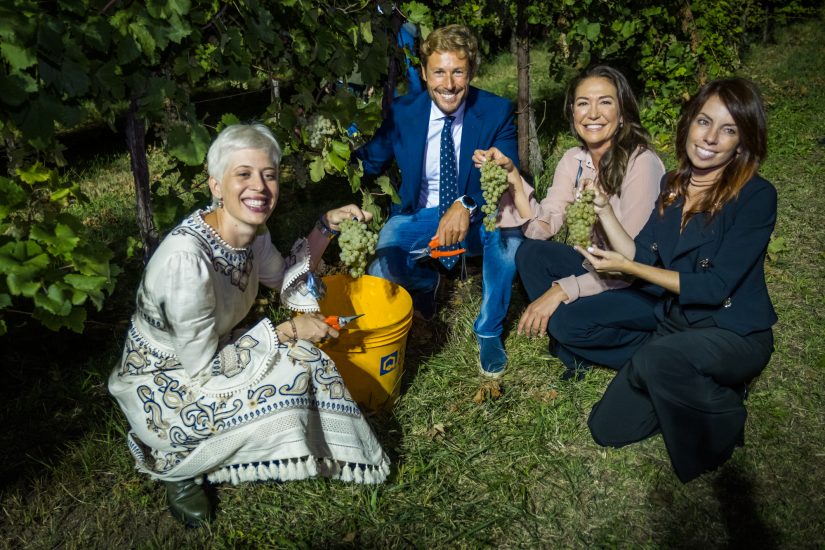 Sarah Dei Tos con Massimiliano Ossini e Tessa Gelisio alla vendemmia in notturna de “La vigna di Sarah”