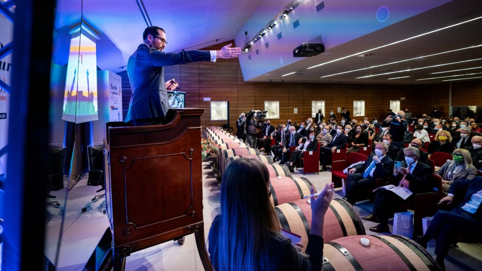 “Barolo en Primeur”: 600.000 euro raccolti in asta tra grande vino e solidarietà