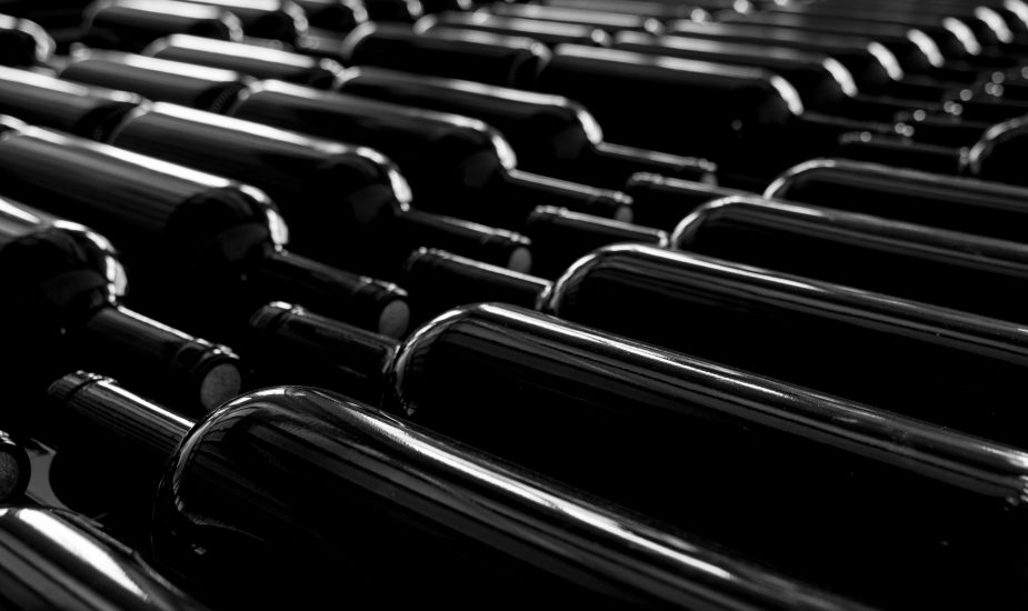 Bottiglie di vino in cantina (ph: Dan Cristian Padure via Unsplash)