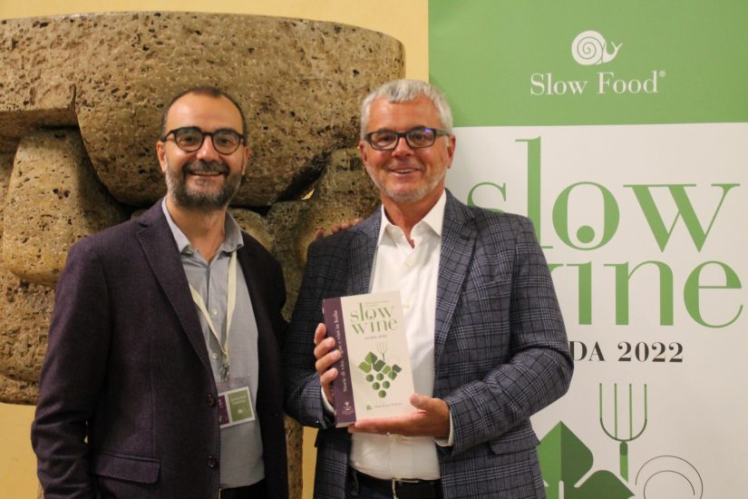 La Guida Slow Wine 2021 e i due curatori, Giancarlo Gariglio e Fabio Giavedoni