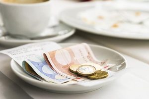 Tassare le mance: follia o giustizia tributaria? Il caso che fa paura ai camerieri italiani