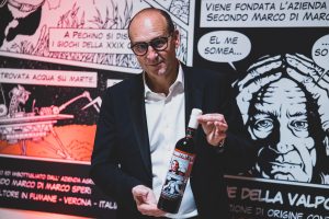 Pop art e Amarone, il 2008 raccontato a fumetti sull’etichetta celebrativa di Secondo Marco