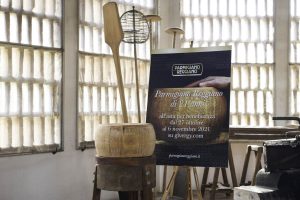 Una forma di Parmigiano Reggiano di 21 anni, in asta per progetti di solidarietà in Uganda e Congo