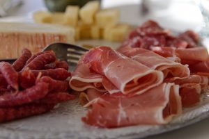 Formaggi, salumi e non solo: un quarto della spesa degli italiani rischia di tornare anonima