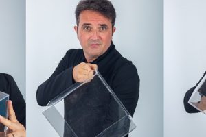 Senza cibo per pi&ugrave; di 20 giorni, chiuso in cubo di vetro di 2 metri: la sfida di Christian Carapezza