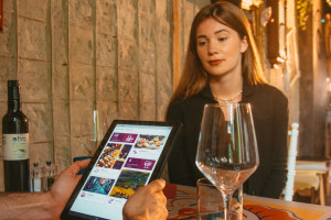 Cantina e carta dei vini dei ristoranti si fanno digitali: “un bene per locali e produttori”