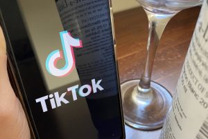 Social e vino, vola il numero degli utenti di TikTok, specie tra Millennials e Generazione Z