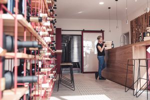 Tinazzi apre il primo wine shop “sociale e sostenibile” con gli arredi “Made in Carcere” Tinazzi apre il primo wine shop “sociale e sostenibile” con gli arredi “Made in Carcere”