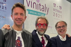 Andrea Scanzi: &ldquo;il vino &egrave; una cosa nobile, ma anche quotidiana, non tiriamocela troppo&rdquo;