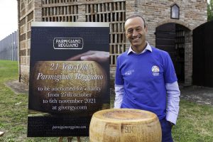 &ldquo;La forma del cuore&rdquo; di Parmigiano Reggiano in aiuto dell&rsquo;Africa: raccolti 3.825 euro all&rsquo;asta