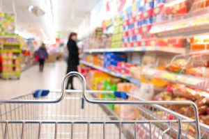 Prezzi più alti e carrelli più vuoti, ma alcuni prodotti tengono duro: analisi della spesa nel 2022