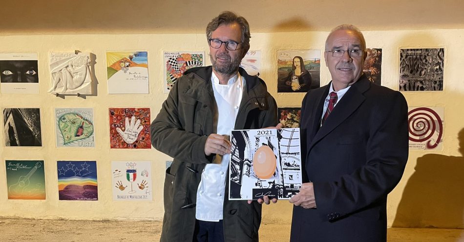 Carlo Cracco, autore della formella della vendemmia 2021 del Brunello di Montalcino, con il presidente del Consorzio, Fabrizio Bindocci