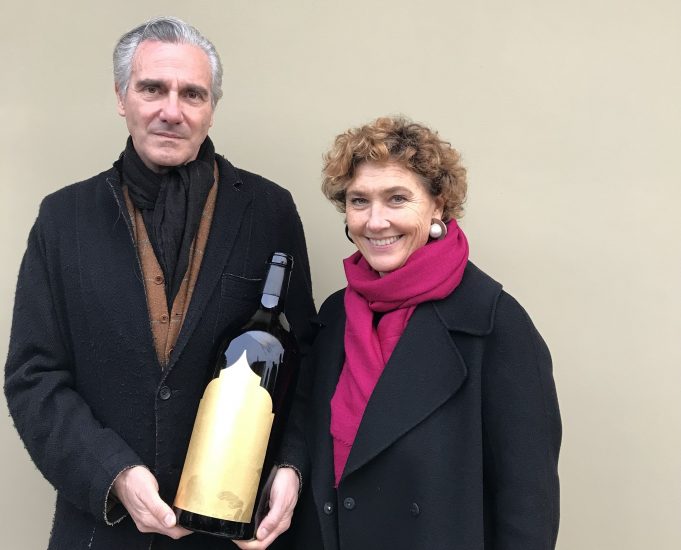 L’artista Paolo Canevari e la critica Cristiana Perrella con la bottiglia per i 50 anni della cantina Arnaldo Caprai