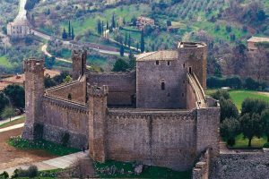 Anche Montalcino ha la sua “vigna in città”. Ad accoglierla, un monumento-simbolo: l’antica Fortezza
