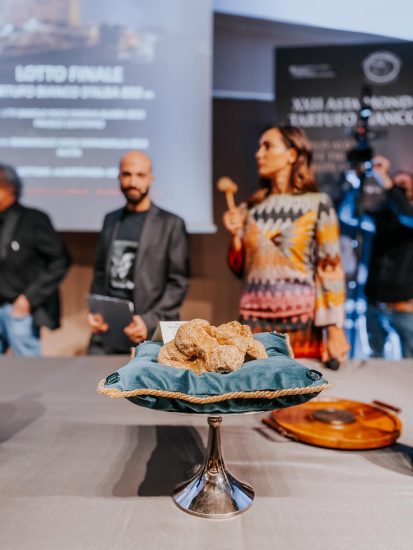 “Asta del Tartufo” e “Barolo en Primeur”, beneficenza milionaria