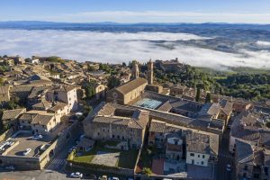 Niente stelle, una “vigna in città” e la 2017 nei calici: a Montalcino, è “Benvenuto Brunello” n. 30