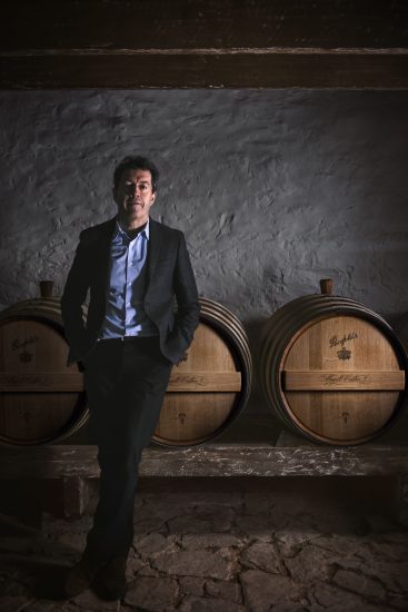 L’enologo di Penfolds, Peter Gago, con le botti di “Magill Cellar 3”