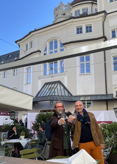 Il direttore di WineNews Alessandro Regoli con l’enologo Luca d’Attoma