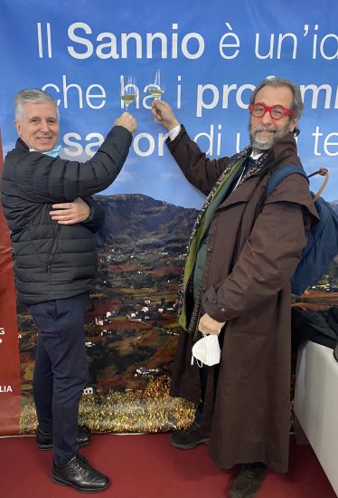 Il direttore di WineNews Alessandro Regoli con Alessandro Scorsone