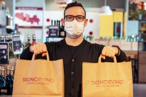 Vino e delivery, l’enocatena Signorvino lancia una nuova partnership con Glovo