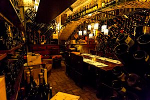 Grandi classici italiani e territorialità, con l’eccezione Champagne: i trend delle feste in enoteca