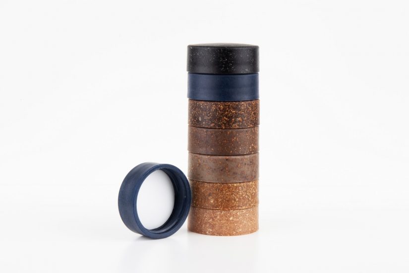 I tappi di Labrenta, con scarti di jeans, vinaccia, bambù e lolla di riso