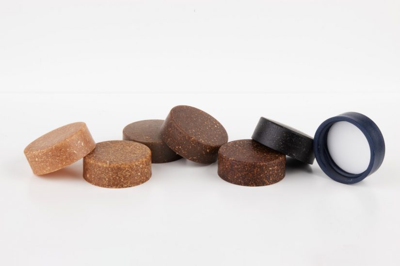 I tappi di Labrenta, con scarti di jeans, vinaccia, bambù e lolla di riso