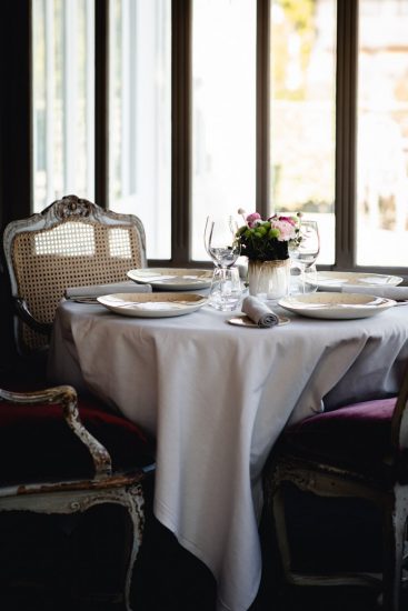 Arredi e oggetti de “Les Sources de Caudalie” in asta charity