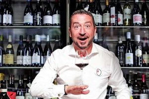 Sentire il vino, senza poterlo vedere: la storia di Luca Boccoli, sommelier e imprenditore Sentire il vino, senza poterlo vedere: la storia di Luca Boccoli, sommelier e imprenditore