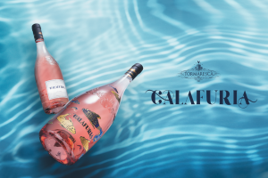 Matteo Cibic firma l’etichetta di Calafuria 2021 di Tormaresca: pesci blu e dorati in un mare “rosè”