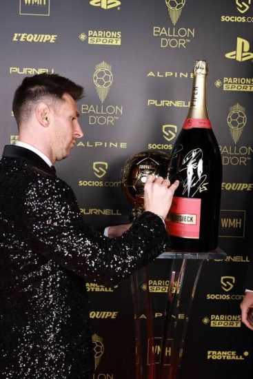 Lionel Messi con il settimo Pallone d’Oro e la magnum Piper-Heidsieck