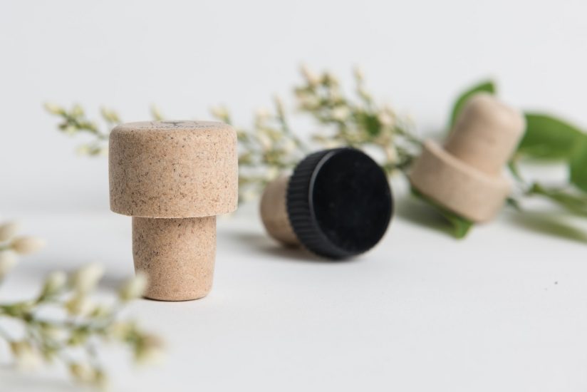 I tappi di Labrenta, con scarti di jeans, vinaccia, bambù e lolla di riso