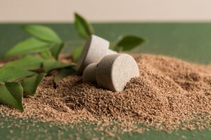 Scarti di jeans, vinaccia, bambù e lolla di riso: insieme al sughero per i tappi sostenibili