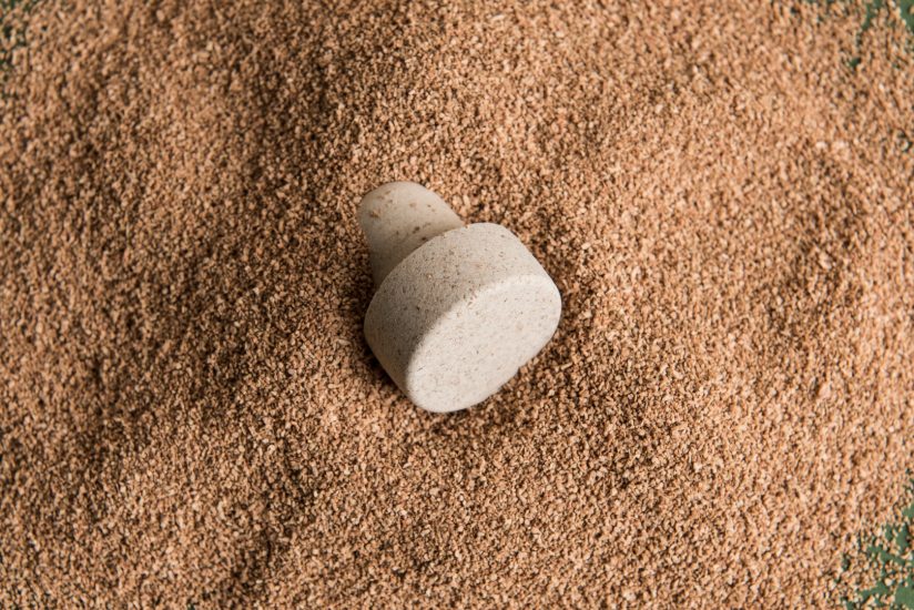 I tappi di Labrenta, con scarti di jeans, vinaccia, bambù e lolla di riso