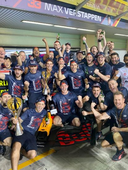 Il brindisi della Red Bull al mondiale di F1 vinto da Max Verstappen con il Trentodoc di Ferrari