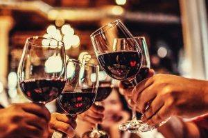 Il mercato del vino in Uk, dove il 2022 assomiglia al 2021, ma i Millenials bevono meno