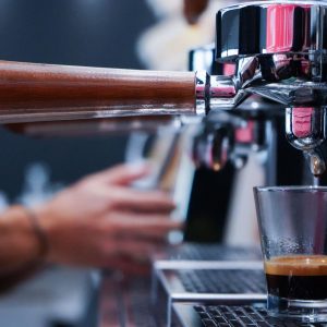 Caffè, caro-tazzina: rischio che arrivi a 2 euro. Colpa dei rincari delle materie prime