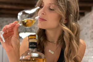 Francesca Nonino, “l’influencer della grappa” e voce narrante della storica famiglia di distillatori Francesca Nonino, “l’influencer della grappa” e voce narrante della storica famiglia di distillatori