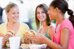 Così la pandemia rivoluziona le abitudini alimentari degli adolescenti italiani