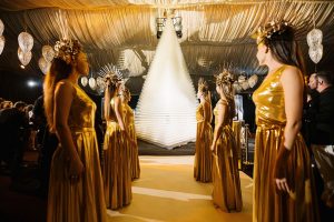 Dubai festeggia il Capodanno con una piramide di 54.740 calici da Champagne alta 8,23 metri