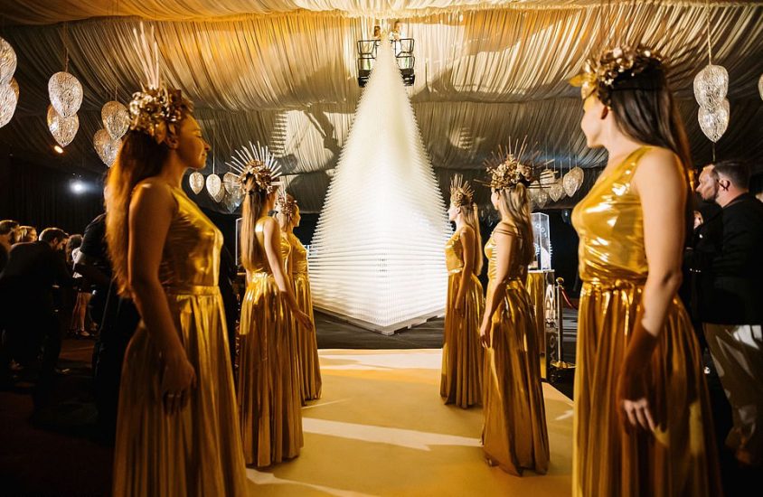 La piramide di bicchieri di vetro più alta del mondo