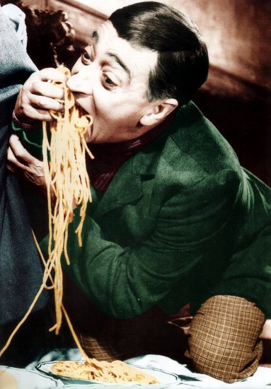 Totò e gli spaghetti nel film “Miseria e Nobiltà”