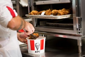 Ristorazione, il colosso del pollo fritto Kfc investe ancora in Italia: 20 milioni di euro nel 2022