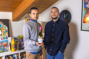 Coloratissima e psichedelica, ecco La Pettegola in limited edition firmata Stefano e Marco Van Orton