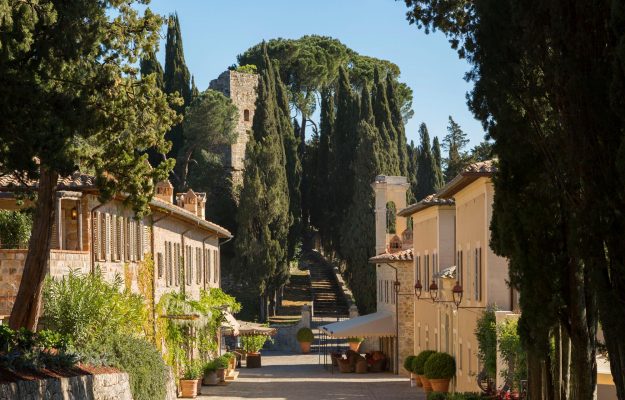 Brunello and ribs, choruses for Roma and branded clothes: Damiano and Dove wedding in Montalcino
