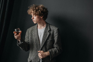 La generazione Z si affaccia in cantina, spende in media 60 euro ed ha a cuore la sostenibilità