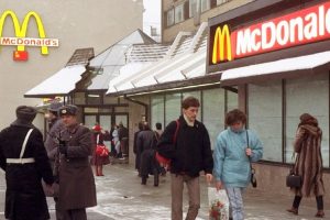 Anche McDonald’s, Coca-Cola, Pepsi e Starbucks lasciano (per ora) la Russia