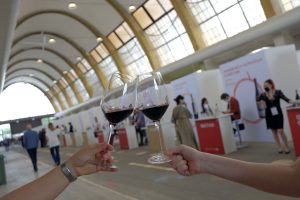 Il Vinitaly della ripartenza: il vino italiano, a Verona, torna ad incontrarsi con il mondo