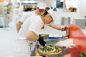 &ldquo;Regina&rdquo; della tavola, la pizza si contende lo scettro con le pizzaiole: solo in Italia sono 8.800